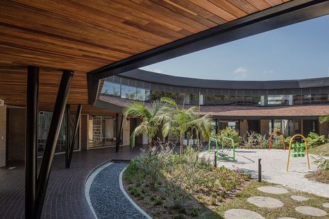 Nature School Architecture, Bamboo Architecture, Nature School, Montessori School, Patio Interior, Natural Ventilation, School Architecture, Kid Spaces, Ceiling Design