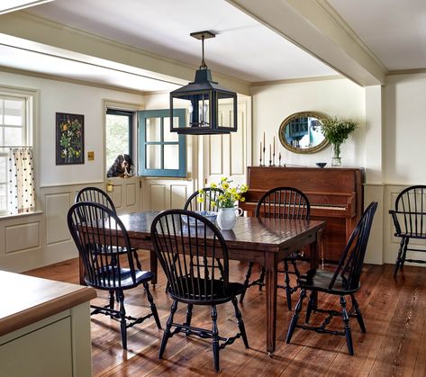 Country House Interior Design, Guest House Bathroom, Breakfast Room Green, Dark Wood Dining Table, Antique Dining Chairs, Japandi Home, Open House Plans, Popular Interior Design, Japanese Home Decor