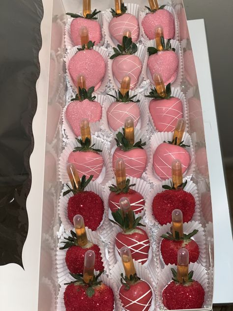 Alcohol strawberries Alcohol Strawberries, Strawberry Ideas, Treat Business, Strawberry Treats, Candy Bouquet Diy, Chocolate Covered Treats, Bakery Business, Candy Bouquet, Covered Strawberries