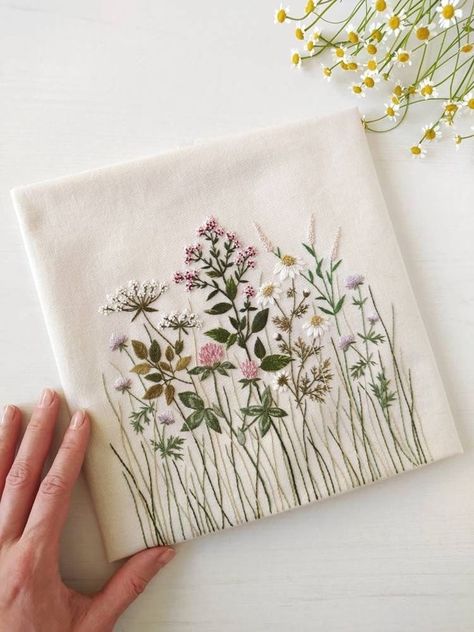 Embroidery Wild Flowers Pattern, Machine Embroidery Floral Designs, Delicate Flower Embroidery, Wildflower Embroidery Pattern Free, Wildflower Embroidery Pattern, Hand Embroidery Patterns Free Printable Flowers, Hand Embroidery Designs Free, Herbal Embroidery, Cottage Core Embroidery