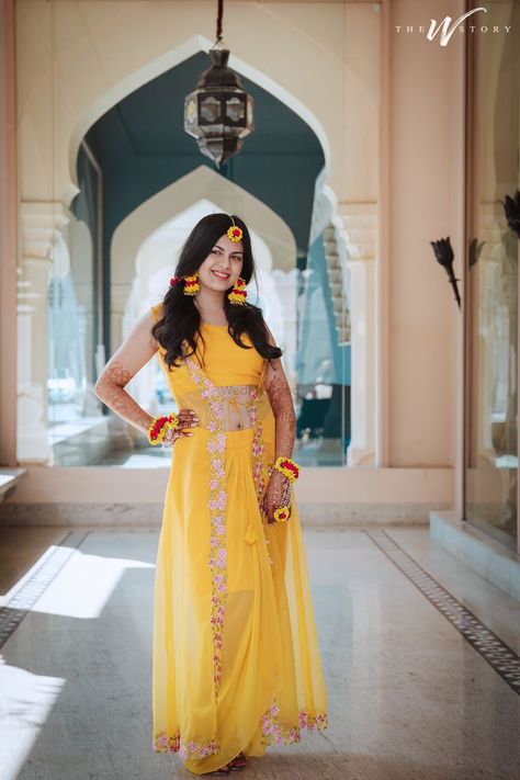 Yellow Dress For Haldi Function Pakistani, Haldi Ceremony Outfit For Sister Yellow, Haldi Function Dress For Sister, Haldi Dress For Bride Sister, Yellow Dress For Haldi, Haldi Ceremony Outfit For Sister, Dress For Haldi, Dresses For Haldi Ceremony, Haldi Outfits For Bride