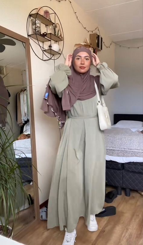 Khaki Abaya Outfit, Hijab Fashion Aesthetic, Aesthetic Muslim Outfits, Modest Streetwear, Abaya Designs Latest, Arabic Clothing, Abaya Outfit, 6th Form, Muslimah Outfit