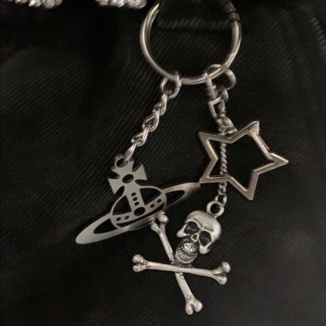 Keyring Aesthetic, Pins On Backpack Aesthetic Grunge, Grunge Keychain, Keychains Aesthetic, Black Emo Style Bag, Vivienne Westwood Keychain, Emo Keychains, Goth Keychain, Japanese Pants