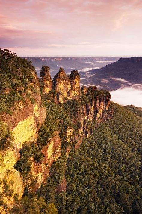 'The Three Sisters' New South Wales. Blue Mountains Australia, The Three Sisters, Austria Travel, Travel Photography Inspiration, The Blue Mountains, Blue Mountains, Three Sisters, Blue Mountain, Australia Travel