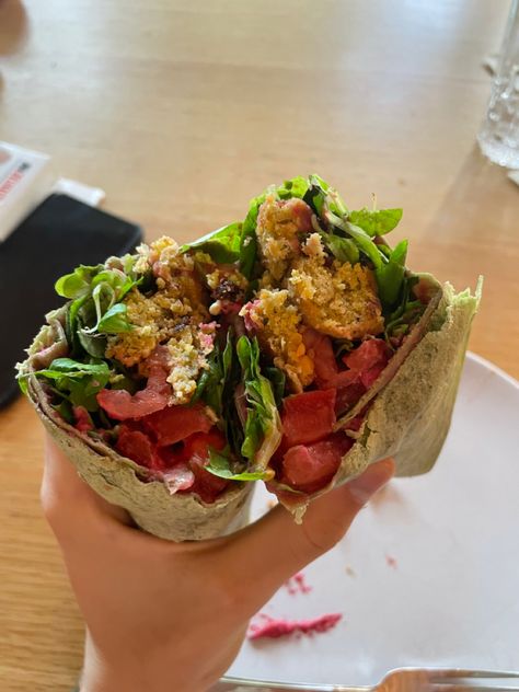 Smashed Falafel Wrap, Healthy Falafel, Uni Meals, Vegan Falafel, Coconut Wraps, Falafel Sandwich, Falafel Wrap, Hummus Wrap, Spinach Wraps