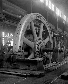 Industrial History: Big Machine Tools Interior Staircase, Industrial Bedroom, Industrial Machinery, Industrial Architecture, Industrial Living, Industrial Bathroom, Industrial Livingroom, Old Factory, Industrial Interiors