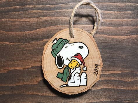 Snoopy Christmas Ornaments Diy, Snoopy Christmas Painted Rocks, Diy Snoopy Gifts, Snoopy Christmas Ornaments, Wood Chip Ornaments, Snoopy Ornaments Diy, Charlie Brown Christmas Ornaments, Ornament Design Ideas, Christmas Craft Ideas To Sell