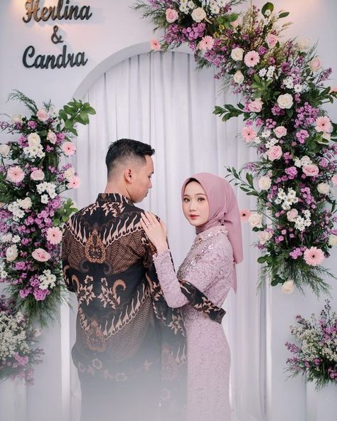 Engagement Party Backdrop, Foto Wedding, Engagement Photography Poses, Wedding Photoshoot Props, Hijab Wedding, Engagement Pictures Poses, Pre Wedding Poses, Wedding Picture Poses, Wedding Couple Poses Photography