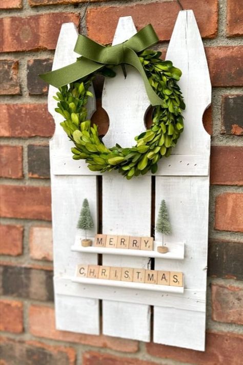 How to Use Reclaimed Picket Fence boards for DIY Christmas Decor!! Homeroad.net  #fenceboards #reclaimedwood #farmhousestyle #christmas #Christmasdecor #Christmasdecorations #holidays #Scrabble #bottlebrushtrees #picketfence Scrabble Christmas Decorations, Picket Fence Decor, Fence Crafts, Small Boxwood Wreath, Picket Fence Crafts, Scrabble Christmas, Repurposed Projects, Fence Pickets, Fence Boards