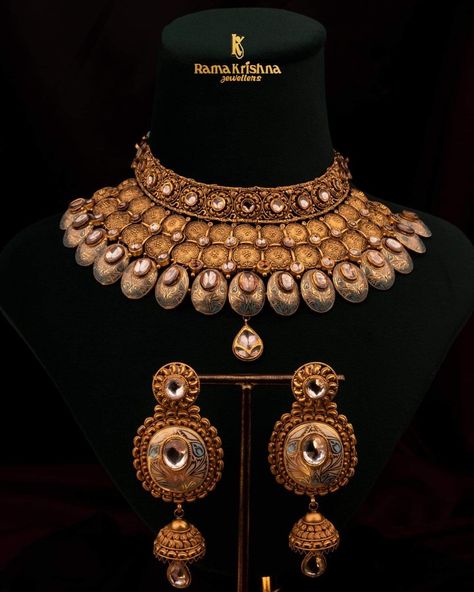 Heavy Jewellery Designs, Heavy Earrings For Wedding, Heavy Choker Necklace, Indian Bridal Jewelry Kundan, Necklace With Earrings Set, Bridal Things, Rama Krishna, Gold Jewels Design, Bridal Necklace Designs