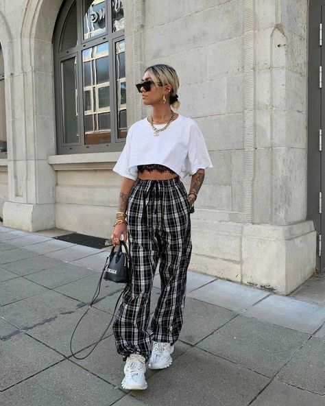 Indie Style Outfits, Looks Street Style, Streetwear Fashion Women, Indie Outfits, Fashion Board, Mode Inspo, Indie Fashion, Plaid Pants, Edgy Outfits