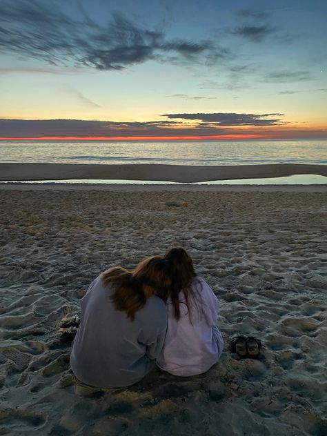 Best Friends At The Beach Aesthetic, Sunrise Beach Aesthetic Friends, Sunrise Swimming Pictures, Sunrise At The Beach Pictures, Aesthetic Beach Photos With Friends, Sunrise Beach Photoshoot Friends, Sunset Beach Photos Friends, Beach Sunrise Pictures Poses, Beach Photos Friends Ideas