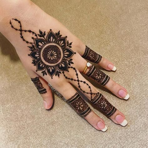 Karva Chauth Mehndi Designs, Tikki Mehndi, Mehndi Designs Simple, Back Hand Mehndi, Tato Henna, Latest Henna Designs, Simple Mehndi Designs Fingers, Very Simple Mehndi Designs, Pretty Henna Designs