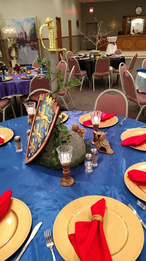 Sword in the Stone Table Medieval Centerpieces Diy, Medieval Party Ideas Decoration, Medieval Centerpieces, Medieval Table Setting, Medieval Table Decor, Vikings Party Decorations, Medieval Table Decorations, Midevil Table Settings, Medieval Birthday Party Decorations