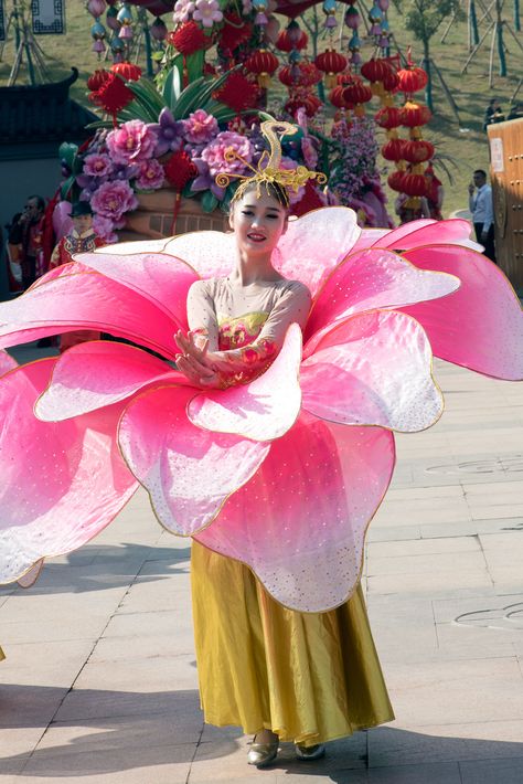 Flower Festival Costume, Giant Flower Costume, Flower Dance Costume, Lotis Flower, Flower Costume Diy, Flower Dresses Outfit, Purim Costumes, Nutcracker Costumes, Fashion Show Themes