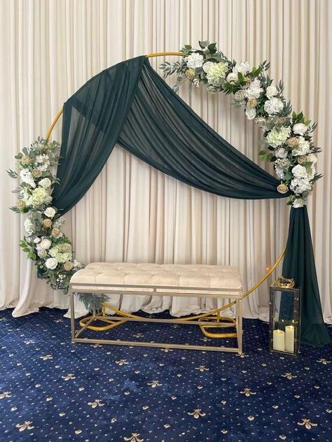 Emerald Wedding Backdrop, Wedding Main Table Decor Backdrops, Wedding Emerald Green And Gold, Green Backdrop Photoshoot, Green Wedding Backdrop, Photo Wall Backdrop, Nikkah Decor, Photo Arch, Engagement Backdrop