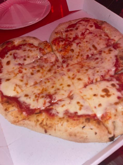 Shape Pizza, Heart Pizza, Square Pizza, Heart Shaped Food, Letter Wallpaper, Pizza Shapes, Heart Shaped Pizza, Cute Pizza, Heart Food