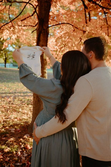 Maternity Shoot Outdoor Ideas, Pregnancy Reveal Photoshoot Ideas, Maternity Shoot With Props, Maternity Shoot Couple Poses, Pregnancy Poses Ideas, November Maternity Photoshoot, Pregnancy Photos Outdoor, Picnic Gender Reveal, Maternity Photo Shoot Ideas Outdoor