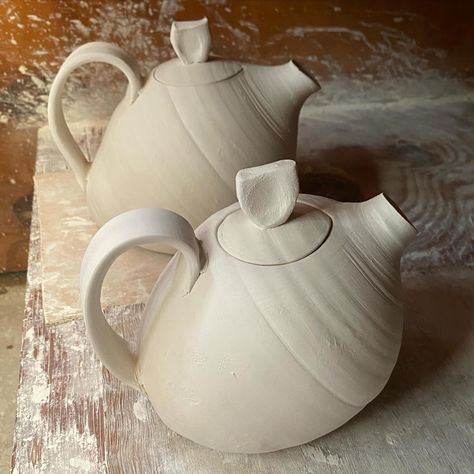 Handbuild Teapot, Cautious Clay, Tea Pot Ceramic, Pottery Jugs, Beginner Pottery, Sculptures Céramiques, Advanced Ceramics, Pottery Handbuilding, Pottery Pitcher