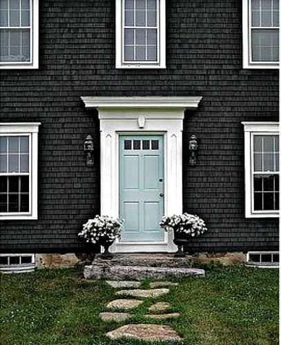 Dark gray exterior + light blue door = dreamy exterior color scheme! Black And White House Exterior, Porche Vintage, Dark Grey Houses, Teal Door, Wythe Blue, Turquoise Door, White Exterior Houses, Trendy House, Blue Front Door