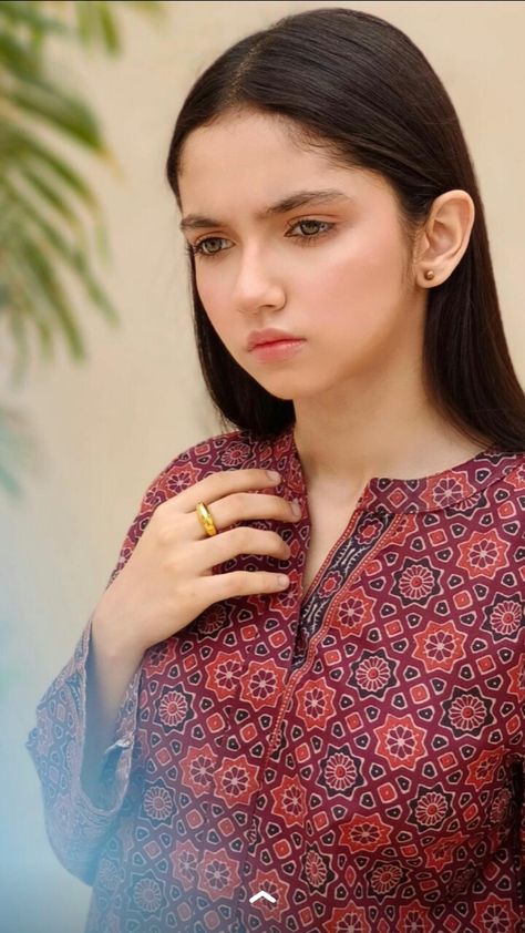 Aina Asif, Deepika Padukone Hair, Child Artist, Denim Refashion, Urdu Novel, Pakistani Dramas, Pakistani Dress Design, Pakistani Actress, Girly Pictures