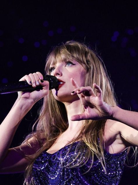 Taylor Swift Fotos, Divas Pop, Music On Spotify, Swift Tour, Estilo Taylor Swift, Taylor Swift Posters, Swift Photo, Taylor Swift Concert, Swift 3