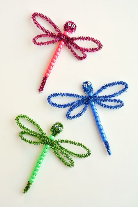 These beaded pipe cleaner dragonflies are SO CUTE! And they're so easy to make! All you need are pipe cleaners, plastic pony beads and googly eyes and you can whip one up in less than 5 minutes! This is such a fun kids craft that they can actually play with when they're done! A great kids activity for spring and summer! Pipe Cleaner Crafts For Kids, Dragon Fly Craft, Sharpie Crafts, Bug Crafts, Pipe Cleaner Crafts, Pipe Cleaners, Googly Eyes, Crafts For Kids To Make, Camping Crafts