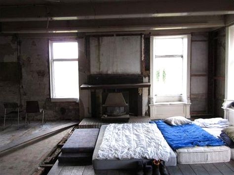 ugly bedroom four mattresses on the floor fixer-upper Dutch Netherlands home house for sale Ugly Beds, Insane Bedrooms, Disgusting Bedroom, Ilake House Bedding, Ugly Bedroom, Abandoned Bedroom, Netherlands Home, Dutch Netherlands, St Jerome