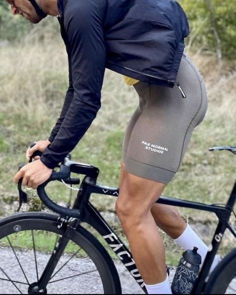 Cycling Outfit Men, Cycling Apparel Men, Mens Cycling Clothes, Cycling Attire, Cycling Inspiration, Superenge Jeans, Cycling Photography, Bike Training, Lycra Men