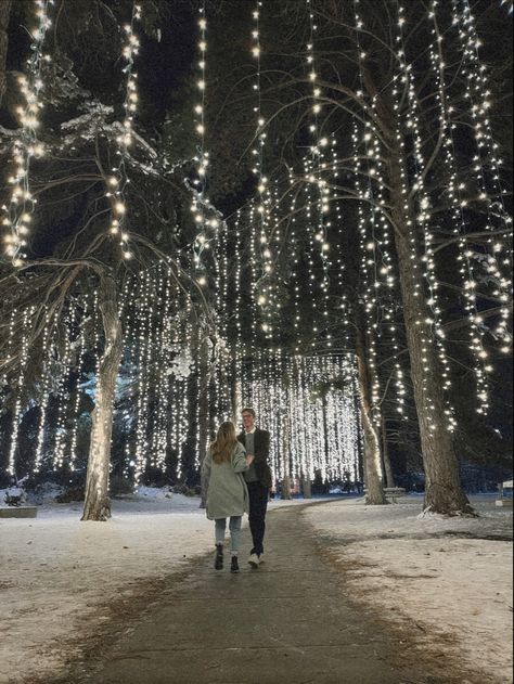 Fairytale Proposal Ideas, Winter Proposals Ideas, Winter Proposal Aesthetic, Christmas Time Proposal Ideas, Winter Wonderland Proposal, Inside Proposal Ideas, New York Christmas Proposal, Pretty Proposal Ideas, Christmas Lights Proposal