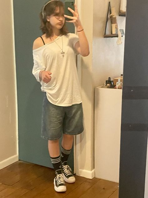 Baggy Clothes Outfit Comfy, Outfits With Oversized Sweatshirts, Jorts And Baggy Shirts, Jorts And Hoodie Outift, Stylish Baggy Outfits, Baggy Y2k Outfits Girl, Jorts Grunge Fit, Shein Baggy Outfits, Grunge Outfits With Jorts