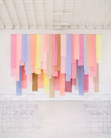 2023 Backdrop, Ceremony Backdrop Indoor, Fest Temaer, Diy Wedding Backdrop, Indoor Ceremony, Organic Wedding, Modern Organic, Diy Backdrop, Diy Brides