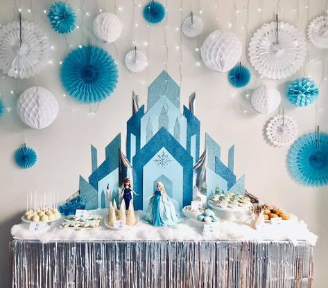 Frozen Diy Backdrop, Easy Frozen Party Ideas, Diy Frozen Backdrop Ideas, Diy Frozen Decor, Minimalist Frozen Party, Elsa Birthday Party Decorations At Home, Frozen Themed Birthday Party Diy, Frozen Food Ideas Party, Elsa Birthday Party Ideas Diy