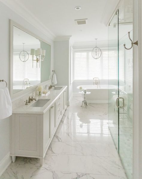 17 Astonishing Transitional Bathroom Interior Designs You Need To See Makeover Kamar Mandi, Classic Bathroom Design, Bilik Air, White Bathroom Designs, Large Bathroom, Bad Inspiration, Transitional Bathroom, Room White, Classic Bathroom