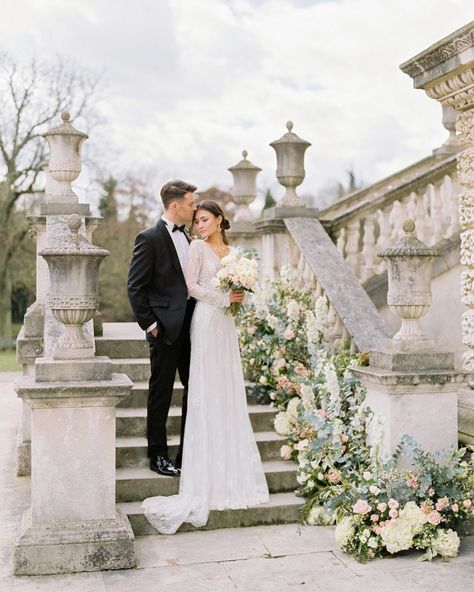 bride groom pose on decorated floral staircase Floral Staircase, Staircase Installation, Wedding Stairs, Chiswick House, Timeless Bride, Wedding Timeless, Shooting Couple, Europe Wedding, Bridal Prep