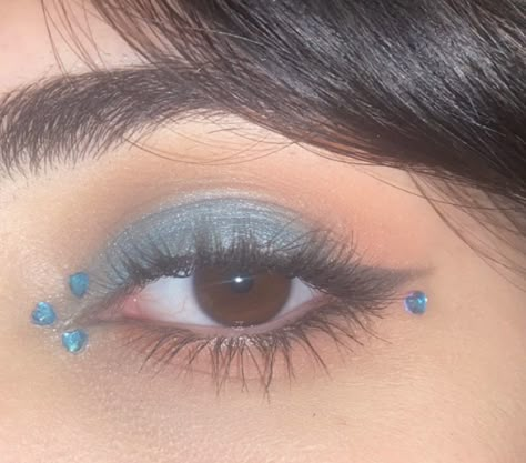 Maddy Euphoria Blue Makeup, Maddy Blue Eyeshadow, Blue Makeup Simple Looks, Makeup Looks With A Blue Dress, Blue Cheer Makeup, Cute Blue Makeup Looks Simple, White Make Up Aesthetic, Blue Makeup Ideas Simple, Quince Eyeshadow Looks