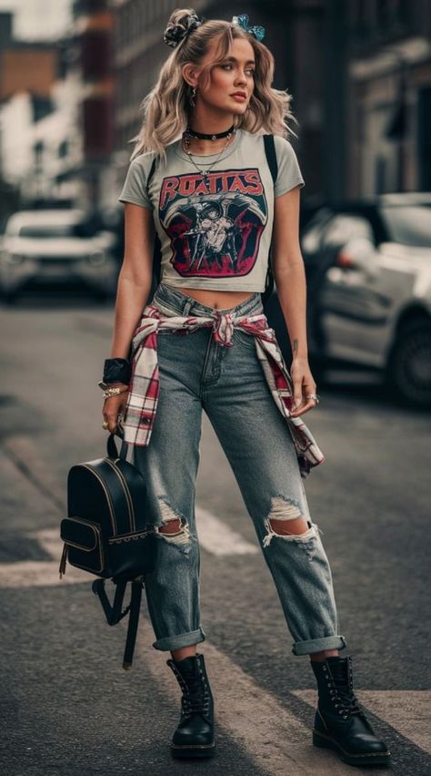 Outfit Idea Photoshoot, Band Shirt And Flannel Outfit, Fashion Punk Chic, Folk Grunge Outfit, Hipster Fashion 2010s, Grunge Clothes Women, Grunge Look Outfits, Women Rock Outfits, Flannel Shirt Around Waist Outfits