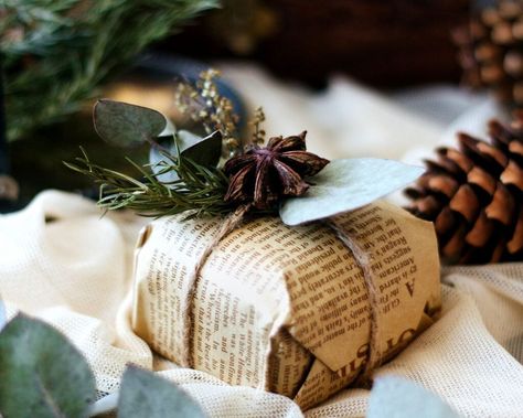 Creative Ways To Wrap Gifts With Newspaper Sustainable Christmas Decorations, Newspaper Wrapping, Zero Waste Christmas, Sustainable Gift Wrap, Recycled Wrapping Paper, Eco Friendly Gift Wrapping, Sustainable Christmas, Eco Friendly Christmas, Gift Wrapping Ideas