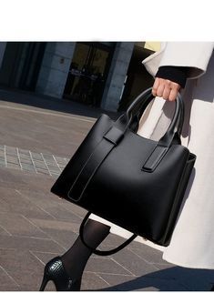 Elegant Evening Totes: 🌟 Glamorous Evening Totes for Your Night Out! 👜✨ Genuine Leather Handbags Totes, Hand Bags For Women, Trendy Purses, Tas Fashion, Ladies Bag, Trendy Handbags, Leather Handbags Tote, Genuine Leather Handbag, Shoulder Messenger Bag