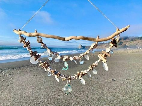 Carillons Diy, Driftwood Wall Hanging, Driftwood Art Diy, Driftwood Projects, Driftwood Wall, Driftwood Wall Art, Diy Wind Chimes, Sea Crafts, Shell Crafts Diy