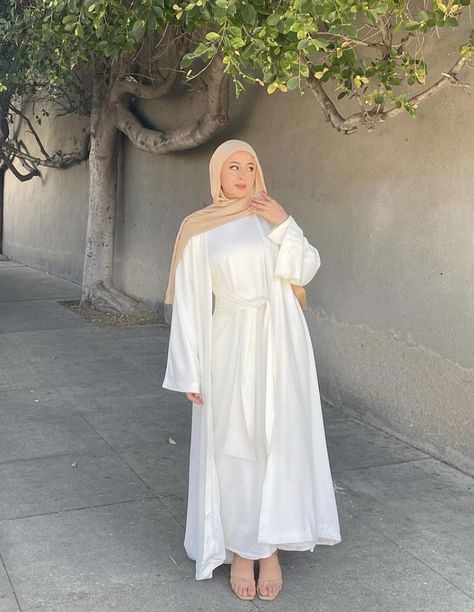 Hijabi White Dress Outfit, White Modest Dress Hijabi, White Burkha, White Hijabi Outfits, Hijabi White Dress, White Dress Hijab Outfits, White Abaya, Hijab Fashion Summer, Muslimah Wedding Dress