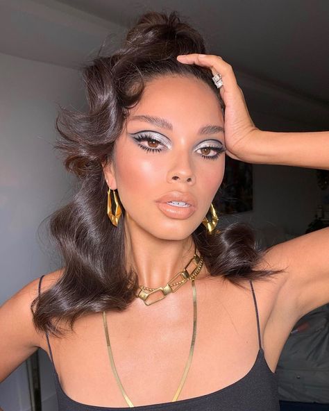 Nikki_Makeup on Instagram: “Always about those 90’s music video vibes @kehaulanisanares 🖤 @lukepluckrose #nikki_makeup” Matte Make Up, Disco Makeup, Silver Eye Makeup, Metallic Makeup, Mekap Mata, Silver Makeup, Silver Eyeshadow, Birthday Makeup, Fall Makeup Looks