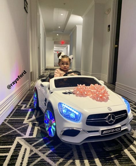 White Mercedes Benz, White Mercedes, Art Ideas For Teens, Baby Gril, Moms Goals, News Reporter, Fashion Shoes Heels, Toy Cars For Kids