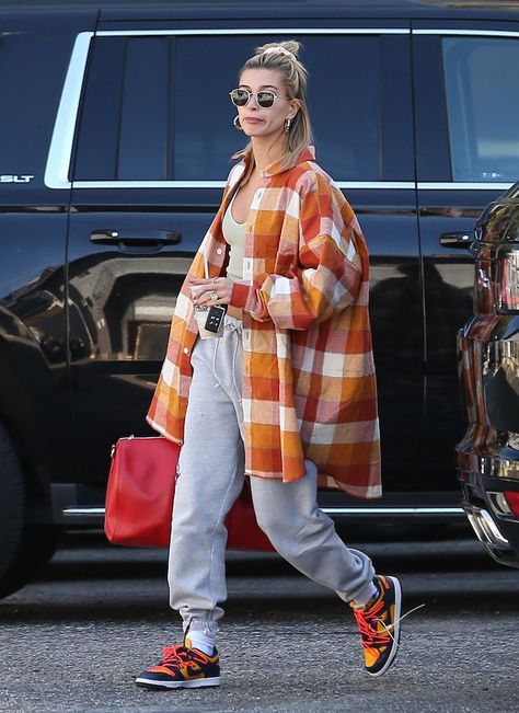 STYLECASTER | outfit ideas | outfit inspiration | winter outfit ideas | cold weather outfit ideas | ootd | street style | Hailey Bieber Hailey Bieber Street Style, Bieber Hailey, Hailey Baldwin Street Style, Mode Editorials, Winter Outfits Cold, Shirt Refashion, Winter Outfit Inspiration, Ideas Outfit, Looks Street Style