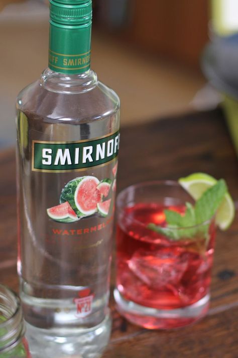 Smirnoff Recipes, Smirnoff Watermelon, Blue Gatorade, Watermelon Drinks, Watermelon Martini, Drink Recipies, Watermelon Drink, Cocktail Drinks Alcoholic, Cocktail Shots