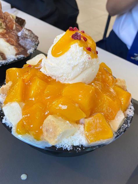 Mango Shaved Ice, Cool Desserts, Desserts Ice Cream, Mango Cheesecake, Korean Desserts, Mango Ice Cream, Cold Desserts, Roasting Marshmallows, Snow Ice