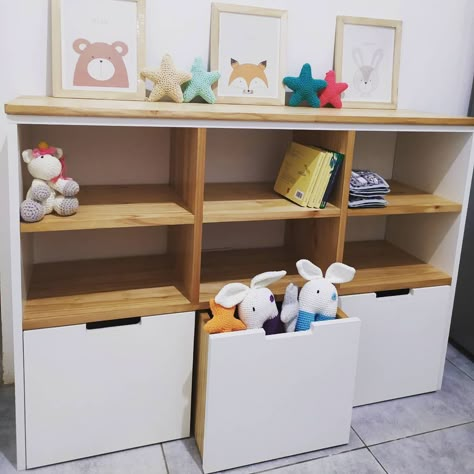 estilo en madera’s Instagram post: “JUGUETERO ORGANIZADOR- Este cuenta con 3 cajones con rueditas y 6 compartimientos. Tiene una combinación de paraíso y blanco, que le da…” Small Toy Storage, Toy Corner, Tv Rack, Daughter Bedroom, Kids Interior Room, Nursery Baby Room, Kids Interior, Decor Home Living Room, Kids Room Design