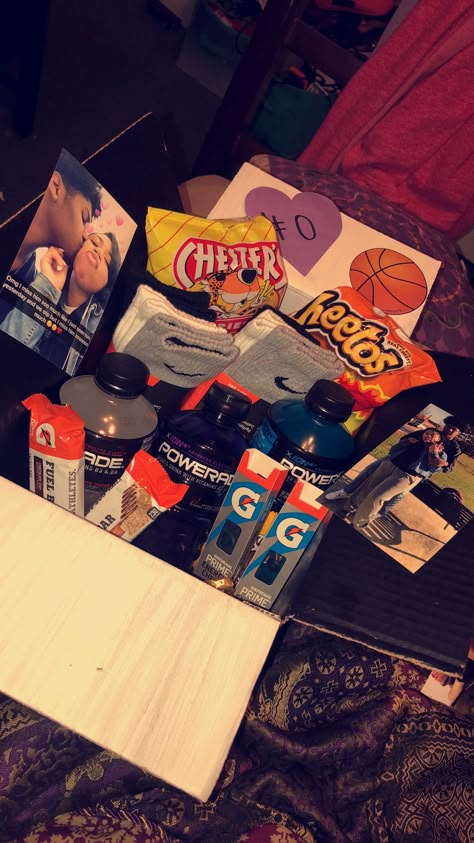 Basketball care package for your boyfriend♥️ Diy Valentine's Gift Baskets, Simple Valentines Gifts, Christmas Presents For Boyfriend, Valentines Bricolage, Bday Gifts For Him, Gift Baskets For Him, Boyfriend Gift Basket, Valentine Gift Baskets, Thoughtful Gifts For Him