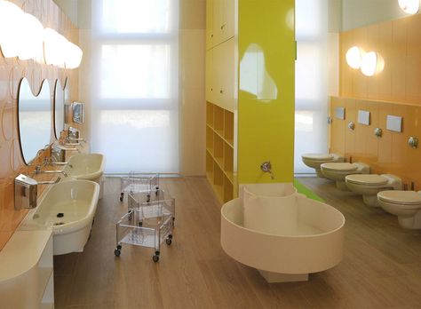 Nido Caribimbi,Courtesy of  zpz partners Modern Daycare Design, Kindergarten Bathroom, Daycare Design Ideas, Kids Ministry Rooms, School Toilet, Education Design Interior, Playgrounds Architecture, Kindergarten Interior, Preschool Designs