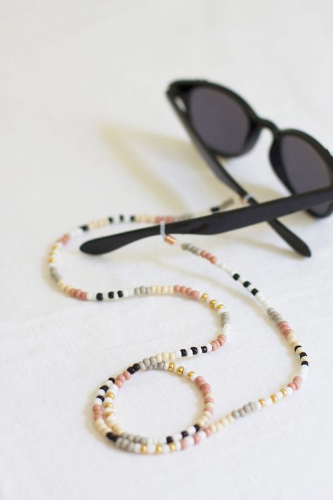 The 15 DIY you need for the summer #longnecklacediykids Beaded Sunglasses, Sunglasses Strap, Mask Chain, Beaded Necklace Diy, Sunglass Chain, Eyeglass Chain, Glasses Chain, Summer Diy, Jewelry Repair